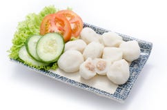 Fischball mit Fleisch und geschnittener Gurke, Tomate, hebs auf Platte lizenzfreies stockbild Fischball mit Fleisch und geschnittener Gurke, Tomate, hebs auf Platte lizenzfreies stockbild