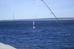 Fischenspinnerlöffel auf einem Fluss lizenzfreie stockfotos Fischenspinnerlöffel auf einem Fluss lizenzfreie stockfotos
