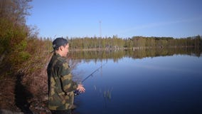 Fischer, junger Mann, wirft eine Angelausrüstung in den See stock video footage Fischer, junger Mann, wirft eine Angelausrüstung in den See stock video footage