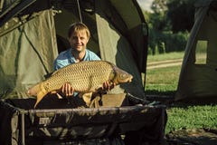 Fischer mit einer Trophäe Karpfenfischen, angelnd, Fischfangen stockfotos Fischer mit einer Trophäe Karpfenfischen, angelnd, Fischfangen stockfotos