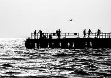 Fischer und Urlauber auf einem Pier stockfotos Fischer und Urlauber auf einem Pier stockfotos
