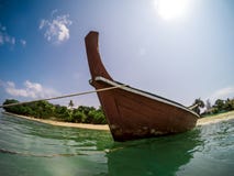Fisheye obrazek tradycyjna tajlandzka longtail łódź w Long Beach, Ko Lanta, Tajlandia obrazy royalty free Fisheye obrazek tradycyjna tajlandzka longtail łódź w Long Beach, Ko Lanta, Tajlandia obrazy royalty free