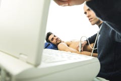 Fisioterapeuta que examina um paciente com uma varredura do ultrassom Fisioterapia e reabilitação foto de stock royalty free Fisioterapeuta que examina um paciente com uma varredura do ultrassom Fisioterapia e reabilitação foto de stock royalty free