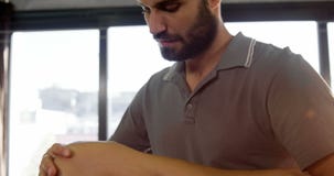 Fisioterapista maschio che dà massaggio del ginocchio al paziente femminile archivi video Fisioterapista maschio che dà massaggio del ginocchio al paziente femminile archivi video