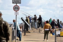 Fiska på den Cardiff fjärden royaltyfri bild Fiska på den Cardiff fjärden royaltyfri bild
