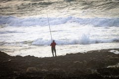 Fiskare på Rocky Shore arkivbild Fiskare på Rocky Shore arkivbild