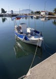 Fiskebåt på en solig eftermiddag på det lugna Aegean havet på ön av Evia, Grekland arkivfoton Fiskebåt på en solig eftermiddag på det lugna Aegean havet på ön av Evia, Grekland arkivfoton