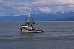 Fiskebåten går tillbaka till hamnen arkivfoto Fiskebåten går tillbaka till hamnen arkivfoto
