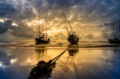 Fiskehavsfartyg och soluppgång royaltyfri fotografi Fiskehavsfartyg och soluppgång royaltyfri fotografi