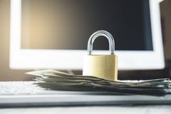 Fissi i soldi sulla tastiera immagine stock Fissi i soldi sulla tastiera immagine stock