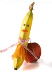 Fita de medição envolvida em torno de uma banana sob a forma da menina, com a maçã isolada no fundo branco, dieta do conceito fotos de stock Fita de medição envolvida em torno de uma banana sob a forma da menina, com a maçã isolada no fundo branco, dieta do conceito fotos de stock