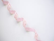 Fita encaracolado cor-de-rosa em um branco imagens de stock Fita encaracolado cor-de-rosa em um branco imagens de stock