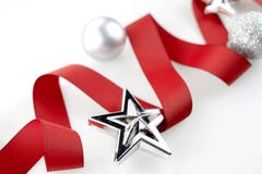 A fita vermelha do Natal decora com as bolas de prata do ornamento do brilho foto de stock A fita vermelha do Natal decora com as bolas de prata do ornamento do brilho foto de stock