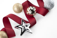 A fita vermelha do Natal decora com as bolas de prata do ornamento do brilho foto de stock A fita vermelha do Natal decora com as bolas de prata do ornamento do brilho foto de stock