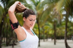 Fitness woman ready for workout at tropical beach royalty free stock photography Fitness woman ready for workout at tropical beach royalty free stock photography