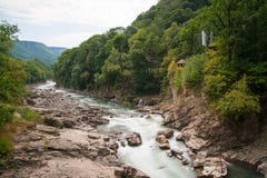 Fiume Belaya della montagna e cascata, Russia, Caucaso occidentale fotografia stock Fiume Belaya della montagna e cascata, Russia, Caucaso occidentale fotografia stock