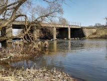 Fiume che scorre sotto il ponte fotografia stock libera da diritti Fiume che scorre sotto il ponte fotografia stock libera da diritti