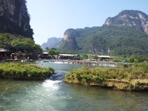 Fiume della montagna fotografia stock libera da diritti Fiume della montagna fotografia stock libera da diritti