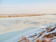 Fiume di inverno coperto di ghiaccio nella città Fotografie Stock Libere da Diritti Fiume di inverno coperto di ghiaccio nella città Fotografie Stock Libere da Diritti