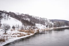 Fiume nell'inverno fotografia stock libera da diritti Fiume nell'inverno fotografia stock libera da diritti