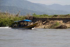 Fiume Tailandia, barca lunga di Kok con i passeggeri che viaggiano sul fiume immagine stock libera da diritti Fiume Tailandia, barca lunga di Kok con i passeggeri che viaggiano sul fiume immagine stock libera da diritti