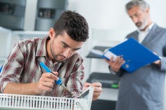 Fixation d'homme et climatisation de support Photo libre de droits Fixation d'homme et climatisation de support Photo libre de droits