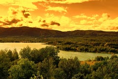Fjädra landskapet på solnedgången, berget och floden i Tjeckien arkivfoto Fjädra landskapet på solnedgången, berget och floden i Tjeckien arkivfoto