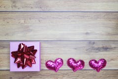 Flach-Lagehintergrund für Valentinstag, Liebe, Herzen, Geschenkbox Kopienraum lizenzfreie stockfotos Flach-Lagehintergrund für Valentinstag, Liebe, Herzen, Geschenkbox Kopienraum lizenzfreie stockfotos