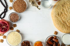 Flache gelegte Zusammensetzung mit Dekoration und Nahrung von Ramadan Kareem-Feiertag stockfotografie Flache gelegte Zusammensetzung mit Dekoration und Nahrung von Ramadan Kareem-Feiertag stockfotografie