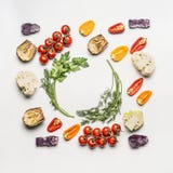 Flache Lage von bunten Salatgemüsebestandteilen mit Gewürz auf weißem Hintergrund, Draufsicht, Rahmen Gesundes sauberes Essen lizenzfreie stockfotografie Flache Lage von bunten Salatgemüsebestandteilen mit Gewürz auf weißem Hintergrund, Draufsicht, Rahmen Gesundes sauberes Essen lizenzfreie stockfotografie