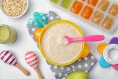 Flache Lagezusammensetzung mit Schüssel gesunder Säuglingsnahrung lizenzfreies stockbild Flache Lagezusammensetzung mit Schüssel gesunder Säuglingsnahrung lizenzfreies stockbild