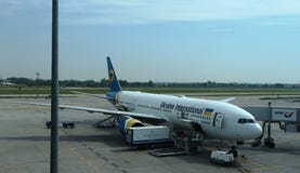 Flache Zwischenlage der Flugzeuge am Anschluss des internationalen Flughafens stockfotos Flache Zwischenlage der Flugzeuge am Anschluss des internationalen Flughafens stockfotos