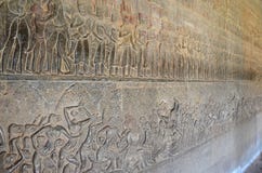 Flachreliefskulptur, die Szenen vom Leben des Khmer zeigt stockbild Flachreliefskulptur, die Szenen vom Leben des Khmer zeigt stockbild