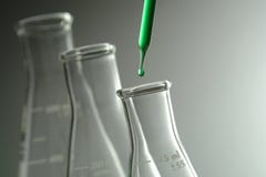 Flaconi erlenmeyer Nel laboratorio di ricerca di scienza fotografie stock libere da diritti Flaconi erlenmeyer Nel laboratorio di ricerca di scienza fotografie stock libere da diritti