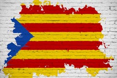 Flaga Catalonia kolor żółty, czerwony lampas i gwiazda z akwareli pluśnięcia skutkiem na białym ściana z cegieł tle, krajowy cata Fotografia Stock Flaga Catalonia kolor żółty, czerwony lampas i gwiazda z akwareli pluśnięcia skutkiem na białym ściana z cegieł tle, krajowy cata Fotografia Stock