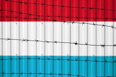 Flaga państowowa Luksemburg na ogrodzeniu zdjęcia stock Flaga państowowa Luksemburg na ogrodzeniu zdjęcia stock