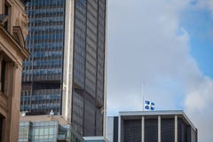 Flaga rezygnuje w Starym Montreal Quebec, Quebec, Kanada, otaczający nowożytnymi budynkami biurowymi i starymi drapacz chmur obraz stock Flaga rezygnuje w Starym Montreal Quebec, Quebec, Kanada, otaczający nowożytnymi budynkami biurowymi i starymi drapacz chmur obraz stock