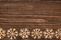 Flagar Wood bakgrund för snöflingor, julsnö vinterferie royaltyfri bild Flagar Wood bakgrund för snöflingor, julsnö vinterferie royaltyfri bild