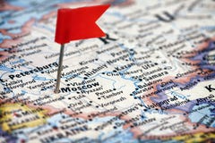 flagga moscow som pekar pushpinred arkivfoto flagga moscow som pekar pushpinred arkivfoto
