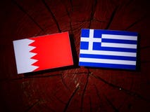 Flagge von Bahrein mit griechischer Flagge auf einem Baumstumpf lokalisiert Stockfotografie Flagge von Bahrein mit griechischer Flagge auf einem Baumstumpf lokalisiert Stockfotografie