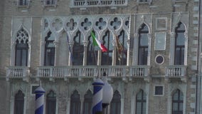 Flagi przy fasadą pałac w Wenecja zbiory wideo Flagi przy fasadą pałac w Wenecja zbiory wideo