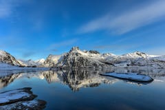 Flakstadoya, ilhas de Lofoten, Noruega imagem de stock Flakstadoya, ilhas de Lofoten, Noruega imagem de stock