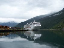 Flam Norge - Juli 18, 2007: Kryssningeyelinerparkering i Aurlandsfjorden royaltyfri bild Flam Norge - Juli 18, 2007: Kryssningeyelinerparkering i Aurlandsfjorden royaltyfri bild
