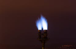 Flamme bleue brûlante du feu sur une usine de tuyau photographie stock libre de droits Flamme bleue brûlante du feu sur une usine de tuyau photographie stock libre de droits