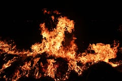 Flammes du feu sur le fond noir images libres de droits Flammes du feu sur le fond noir images libres de droits