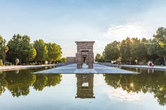 Flankerande eld av forntida portar som reflekteras i pölen Templet av Debod Templo de Debod är en forntida egyptisk tempel in royaltyfri foto Flankerande eld av forntida portar som reflekteras i pölen Templet av Debod Templo de Debod är en forntida egyptisk tempel in royaltyfri foto