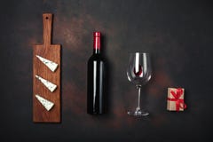 Flasche des Weins, der Geschenkbox, des blauen stinky Käses und des Weinglases auf rostigem Hintergrund Lizenzfreies Stockfoto Flasche des Weins, der Geschenkbox, des blauen stinky Käses und des Weinglases auf rostigem Hintergrund Lizenzfreies Stockfoto