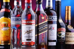 Flaschen sortierte globale Alkoholmarken lizenzfreie stockfotos Flaschen sortierte globale Alkoholmarken lizenzfreie stockfotos