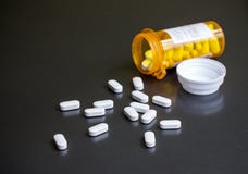 Flaska av preventivpillerar royaltyfria bilder Flaska av preventivpillerar royaltyfria bilder