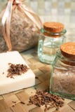 flaskor torkar naturlig salt havstvål för lavendel fotografering för bildbyråer flaskor torkar naturlig salt havstvål för lavendel fotografering för bildbyråer